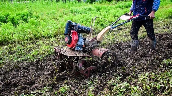 4KW Alto livello di sicurezza Macchina agricola multifunzione Motore a benzina 4WD 170f Mini Tiller
