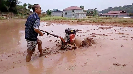 Trasmissione di trasmissioni per acqua e terra Mini coltivatore rotativo con larghezza di lavoro regolabile